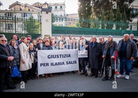 Rom, Rm, Italien. Februar 2024. Die Italia Viva-Partei fördert einen Flashmob vor der ungarischen Botschaft, um gegen die Haftbedingungen von Ilaria Salis zu protestieren. (Kreditbild: © Marco Di Gianvito/ZUMA Press Wire) NUR REDAKTIONELLE VERWENDUNG! Nicht für kommerzielle ZWECKE! Stockfoto