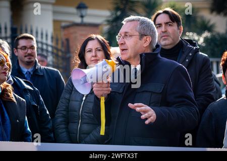 Rom, Rm, Italien. Februar 2024. Die Italia Viva-Partei fördert einen Flashmob vor der ungarischen Botschaft, um gegen die Haftbedingungen von Ilaria Salis zu protestieren. BENEDETTO DELLA VEDOVA, Mitglied der Europa-Partei in der Abgeordnetenkammer, hält eine Rede. (Kreditbild: © Marco Di Gianvito/ZUMA Press Wire) NUR REDAKTIONELLE VERWENDUNG! Nicht für kommerzielle ZWECKE! Stockfoto