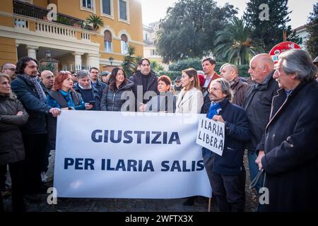 Rom, Rm, Italien. Februar 2024. Die Italia Viva-Partei fördert einen Flashmob vor der ungarischen Botschaft, um gegen die Haftbedingungen von Ilaria Salis zu protestieren. (Kreditbild: © Marco Di Gianvito/ZUMA Press Wire) NUR REDAKTIONELLE VERWENDUNG! Nicht für kommerzielle ZWECKE! Stockfoto