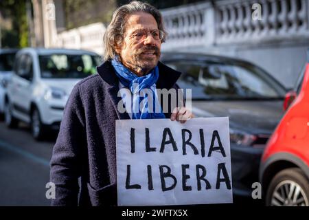 Rom, Rm, Italien. Februar 2024. Die Italia Viva-Partei fördert einen Flashmob vor der ungarischen Botschaft, um gegen die Haftbedingungen von Ilaria Salis zu protestieren. ATHOS DE LUCA, Mitglied der Italia Viva Party, zeigt ein Banner „Free Ilaria“ (Kreditbild: © Marco Di Gianvito/ZUMA Press Wire) NUR ZUR REDAKTIONELLEN VERWENDUNG! Nicht für kommerzielle ZWECKE! Stockfoto