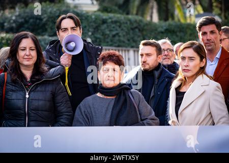 Rom, Rm, Italien. Februar 2024. Die Italia Viva-Partei fördert einen Flashmob vor der ungarischen Botschaft, um gegen die Haftbedingungen von Ilaria Salis zu protestieren. (Kreditbild: © Marco Di Gianvito/ZUMA Press Wire) NUR REDAKTIONELLE VERWENDUNG! Nicht für kommerzielle ZWECKE! Stockfoto