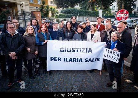 Rom, Rm, Italien. Februar 2024. Die Italia Viva-Partei fördert einen Flashmob vor der ungarischen Botschaft, um gegen die Haftbedingungen von Ilaria Salis zu protestieren. (Kreditbild: © Marco Di Gianvito/ZUMA Press Wire) NUR REDAKTIONELLE VERWENDUNG! Nicht für kommerzielle ZWECKE! Stockfoto