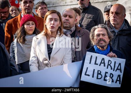 Rom, Rm, Italien. Februar 2024. Die Italia Viva-Partei fördert einen Flashmob vor der ungarischen Botschaft, um gegen die Haftbedingungen von Ilaria Salis zu protestieren. MARIA ELENA BOSCHI, Mitglied der Italia Viva-Partei in der Abgeordnetenkammer, hält eine Rede. (Kreditbild: © Marco Di Gianvito/ZUMA Press Wire) NUR REDAKTIONELLE VERWENDUNG! Nicht für kommerzielle ZWECKE! Stockfoto