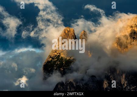 Sonnenuntergang und Berggipfel in den Wolken, Rosengarten, Dolomiten, Südtirol, Trentino-Südtirol, Italien Stockfoto