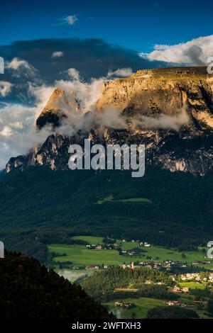 Sonnenuntergang und Berggipfel in den Wolken, Rosengarten, Dolomiten, Südtirol, Trentino-Südtirol, Italien Stockfoto