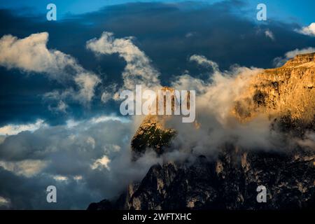 Sonnenuntergang und Berggipfel in den Wolken, Rosengarten, Dolomiten, Südtirol, Trentino-Südtirol, Italien Stockfoto