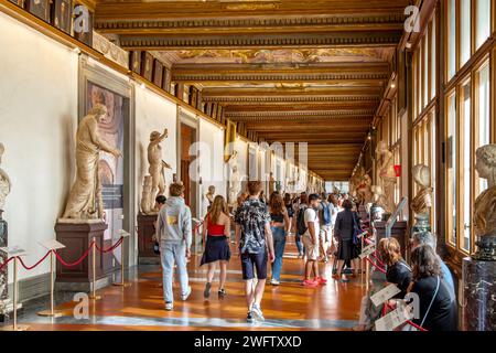 Leute, die die Kunstwerke in den Uffizien bewundern, eines der weltweit besten Kunstmuseen in Florenz, Italien Stockfoto