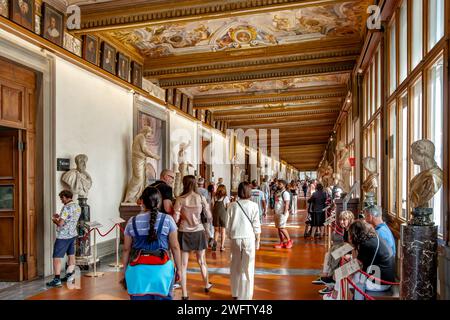 Leute, die die Kunstwerke in den Uffizien bewundern, eines der weltweit besten Kunstmuseen in Florenz, Italien Stockfoto