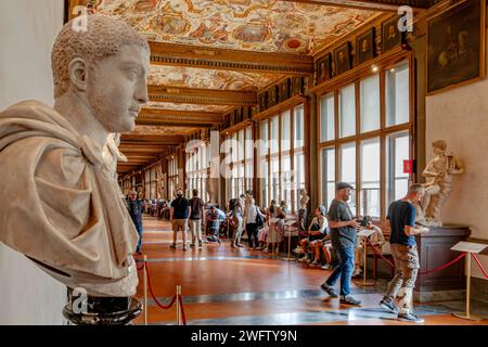 Leute, die die Kunstwerke in den Uffizien bewundern, eines der weltweit besten Kunstmuseen in Florenz, Italien Stockfoto