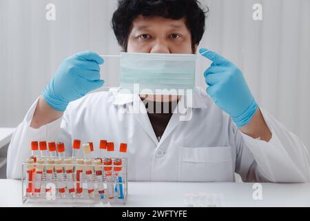 Forscher tragen Masken vor dem Testen der Blutproben von Patienten. Forscher erfinden Impfstoffe zur Behandlung des COVID-19-Virus. Stockfoto
