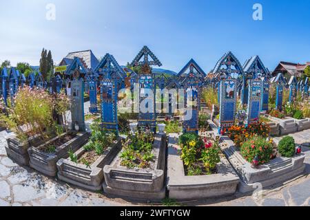 SAPANTA, MARAMURES, RUMÄNIEN - 18. SEPTEMBER 2020: Der frohe Friedhof, berühmt in der Welt für seine farbenfrohen Grabsteine aus Holz mit naiven Gemälden. Stockfoto