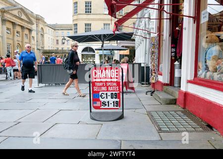 Vor einem Bureaux de Change in einem Touristengeschäft vor Bath Abbey, Bath, England, Großbritannien, befindet sich eine Devisenanzeige. Stockfoto