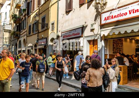 Vor dem All’Antico Vinaio, einem bekannten italienischen Panini- und Sandwich-Shop an der Via dei Neri, Florenz, Italien, stehen viele Menschen in der Warteschlange Stockfoto