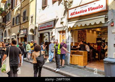 Vor dem All’Antico Vinaio, einem bekannten italienischen Panini- und Sandwich-Shop an der Via dei Neri, Florenz, Italien, stehen viele Menschen in der Warteschlange Stockfoto