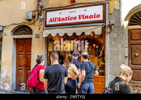 Vor dem All’Antico Vinaio, einem bekannten italienischen Panini- und Sandwich-Shop an der Via dei Neri, Florenz, Italien, stehen viele Menschen in der Warteschlange Stockfoto