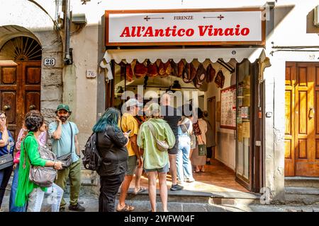 Vor dem All’Antico Vinaio, einem bekannten italienischen Panini- und Sandwich-Shop an der Via dei Neri, Florenz, Italien, stehen viele Menschen in der Warteschlange Stockfoto