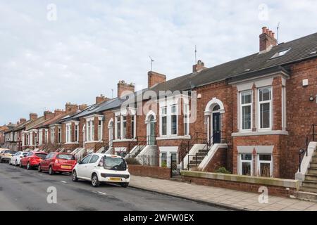 Ungewöhnliche viktorianische Reihenhäuser auf zwei Ebenen in Victoria Terrace, Whitley Bay, Nordostengland, Großbritannien Stockfoto