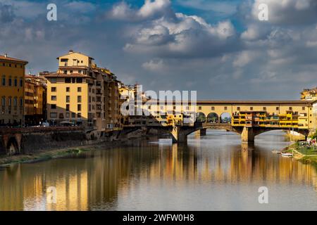 Die Ponte Vecchio, eine mittelalterliche Steinbogenbrücke, die den Fluss Arno in Florenz, Italien, überspannt Stockfoto