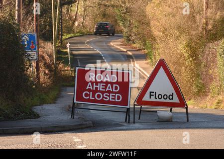 Hochwasser-Warnschilder bei geschlossener Straße Stockfoto