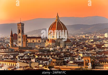 Der Dom in Florenz bei Sonnenuntergang, mit dem beeindruckenden Dom, erbaut von Filippo Brunelleschi, Florenz, Italien Stockfoto