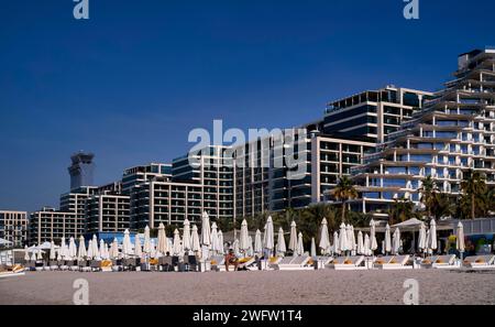 Strand vor dem Hotel Hilton Dubai Palm Jumeirah, hinter dem Hotel The View at the Palm, Nakheel West Beach, The Palm Jumeirah, Dubai, United Arab Stockfoto