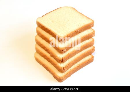 Weizenbrot für die Toastherstellung liegt auf einem Haufen auf weißem Hintergrund. Stockfoto