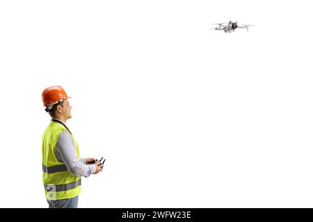 Ein Ingenieur fliegt eine Drohne mit einer Fernbedienung auf weißem Hintergrund Stockfoto