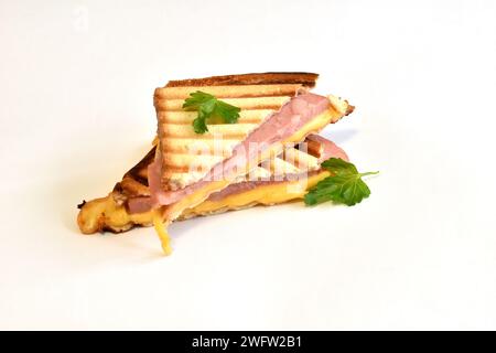 Gekochte Toasts mit Käse und Wurst liegen auf weißem Hintergrund. Stockfoto