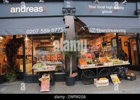 Verkaufsstände vor Andreas Gemüsehändlern mit Figs, Rhabarber, Trauben, Orangen und Tomaten Cale Street Chelsea London England Stockfoto