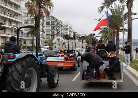 © Francois Glories/MAXPPP - 02/2024 Wut unter den Bauern in Südfrankreich fallen Traktoren in Nizza mit „Chouki“ ein, dem Kuhmaskottchen, das vor dem Hotel Negresco an der Promenade des Anglais zum Star geworden ist. Demonstration der Landwirte auf der Promenade des Anglais in Nizza als Teil der nationalen Bauernbewegung in Frankreich und mehreren europäischen Ländern. Quelle: MAXPPP/Alamy Live News Stockfoto