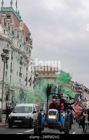 © Francois Glories/MAXPPP - 02/2024 Wut unter den Bauern in Südfrankreich fallen Traktoren in Nizza mit „Chouki“ ein, dem Kuhmaskottchen, das vor dem Hotel Negresco an der Promenade des Anglais zum Star geworden ist. Demonstration der Landwirte auf der Promenade des Anglais in Nizza als Teil der nationalen Bauernbewegung in Frankreich und mehreren europäischen Ländern. Quelle: MAXPPP/Alamy Live News Stockfoto