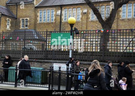 Eltern und Kinder vor der St. Joseph's Catholic Primary School Cadogan Street Chelsea London England Stockfoto