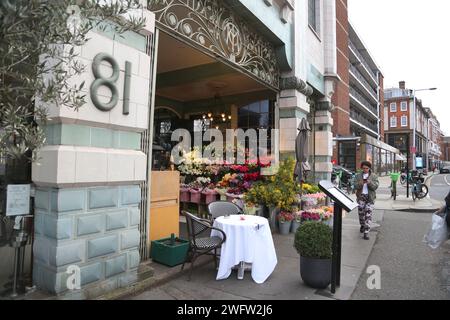 Florist im Michelin House Fulham Road London England das erste permanente Hauptquartier und Reifendepot für das Michelin Grade II gelistete Gebäude Now Con Stockfoto