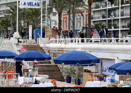 © Francois Glories/MAXPPP - 02/2024 Wut unter den Bauern in Südfrankreich fallen Traktoren in Nizza mit „Chouki“ ein, dem Kuhmaskottchen, das vor dem Hotel Negresco an der Promenade des Anglais zum Star geworden ist. Demonstration der Landwirte auf der Promenade des Anglais in Nizza als Teil der nationalen Bauernbewegung in Frankreich und mehreren europäischen Ländern. Quelle: MAXPPP/Alamy Live News Stockfoto