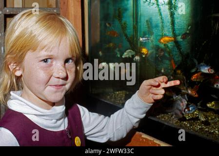 10 Mädchen, die einen Fisch in einem Fischtank zeigen Stockfoto