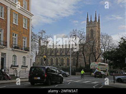 Fußgängerüberquerung durch St Luke's Church Sydney Street Chelsea London England, wo Charles Dickens 1836 Catherine Hogarth heiratete Stockfoto