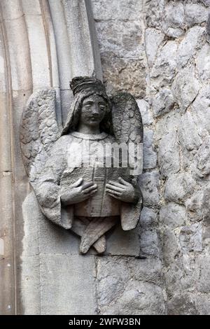 Stone Angel am Eingang der HTB Onslow Square Church (St Paul's Onslow Square Church), denkmalgeschütztes Gebäude, erbaut 1860 Architekt James Edmeston S. Stockfoto