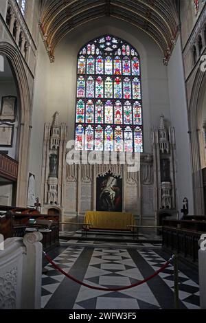 Das East Window der St. Luke’s Church wurde 1959 von Hugh Easton Emblems and Symbols of All the Saints über dem Gemälde der Reredos der Lagerstätte errichtet Stockfoto