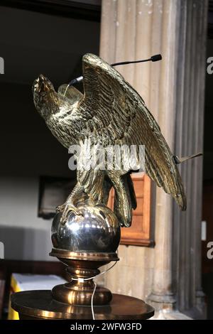 St Luke's Church Gold Eagle Lectern Sydney Street Chelsea London England - Eagle repräsentiert den Heiligen Johannes den Evangelisten Stockfoto