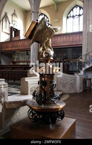 St Luke's Church Gold Eagle Lectern Sydney Street Chelsea London England - Eagle repräsentiert den Heiligen Johannes den Evangelisten Stockfoto