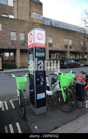 Santander Cycles Public Bicycle Hire Scheme Docking Station mit Lime E-Bikes, die an der Seite von Sydney Street Chelsea London, England, geparkt werden Stockfoto