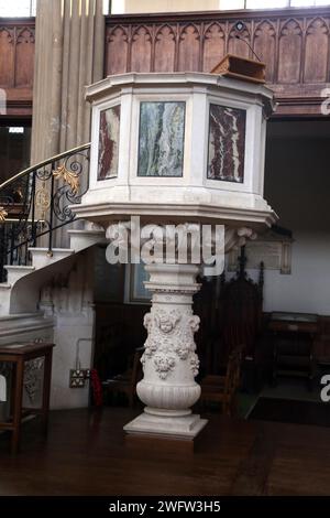 St Luke's Church Interior mit Kanzel mit Marmorvertäfelung Sydney Street Chelsea London England Stockfoto