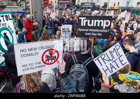 Bristol, UK, 04-02-17 Demonstranten die Anti trump Plakaten abgebildet an einer Demonstration gegen muslimische Präsident des Trump verbieten und Staatsbesuch Stockfoto