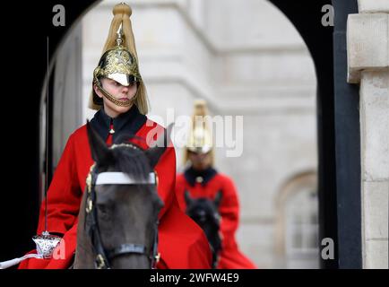 London, Großbritannien. Weibliches Mitglied der Haushaltskavallerie (Rettungsschwimmer), das am Ende ihrer Dienstzeit am Eingang zur Pferdewache abreist Stockfoto