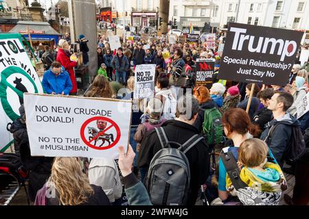 Bristol, UK, 04-02-17 Demonstranten die Anti trump Plakaten abgebildet an einer Demonstration gegen muslimische Präsident des Trump verbieten und Staatsbesuch Stockfoto