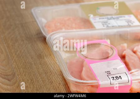 Nahaufnahme eines Packstücks Hühnchen-, Schwein- und Rindfleisch auf hölzernem Hintergrund Stockfoto