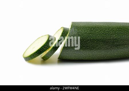 Blick auf eine frisch geschnittene Gurke isoliert auf weiß Stockfoto