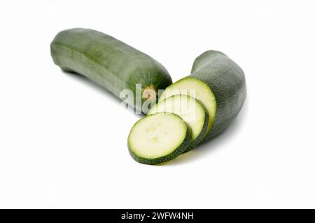 Blick auf eine frisch geschnittene Gurke isoliert auf weiß Stockfoto