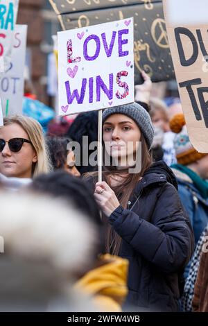 Bristol, UK, 04-02-17 Demonstranten die Anti trump Plakaten abgebildet an einer Demonstration gegen muslimische Präsident des Trump verbieten und Staatsbesuch Stockfoto