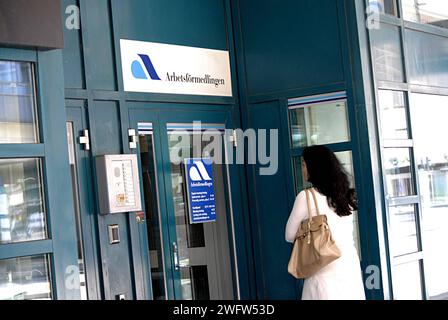 MALMÖ/SVERIGE/SCHWEDEN   Menschen an der Tür des Jobcenters und schwedische Arbetsförmedlingeg tdoay am Eröffnungstag Mondy 17. Juni 2013 Stockfoto